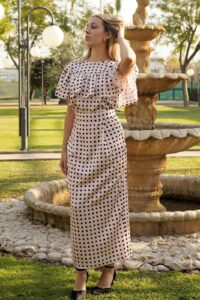 Blusa con Volante Rosa con Cuadrados Miranda, Falda Recta Midi con Pinzas Rosa con Cuadrados Manuela Looks de invitada primavera-verano 2025