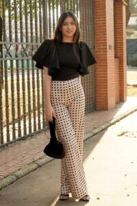 Blusa Negra Top Volantes Entallada Novo, Pantalón Estampado de Cuadrados Rosa y Negro Naval Looks de invitada primavera-verano 2025
