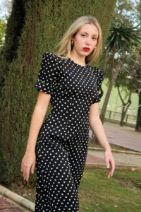Vestido Manga Corta de Lunares Negro Midi Creta Looks de invitada primavera-verano 2025