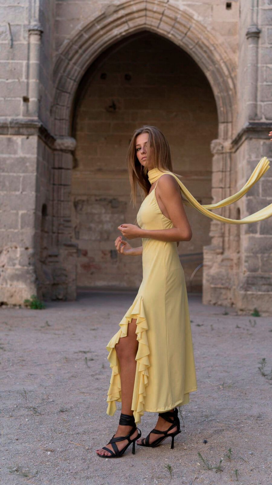 vestido louvre amarillo