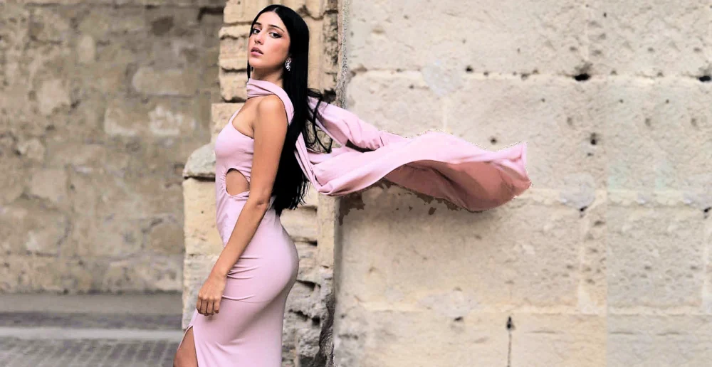 Fular rosa elegante para invitada de boda combinado con vestido BombonSpain