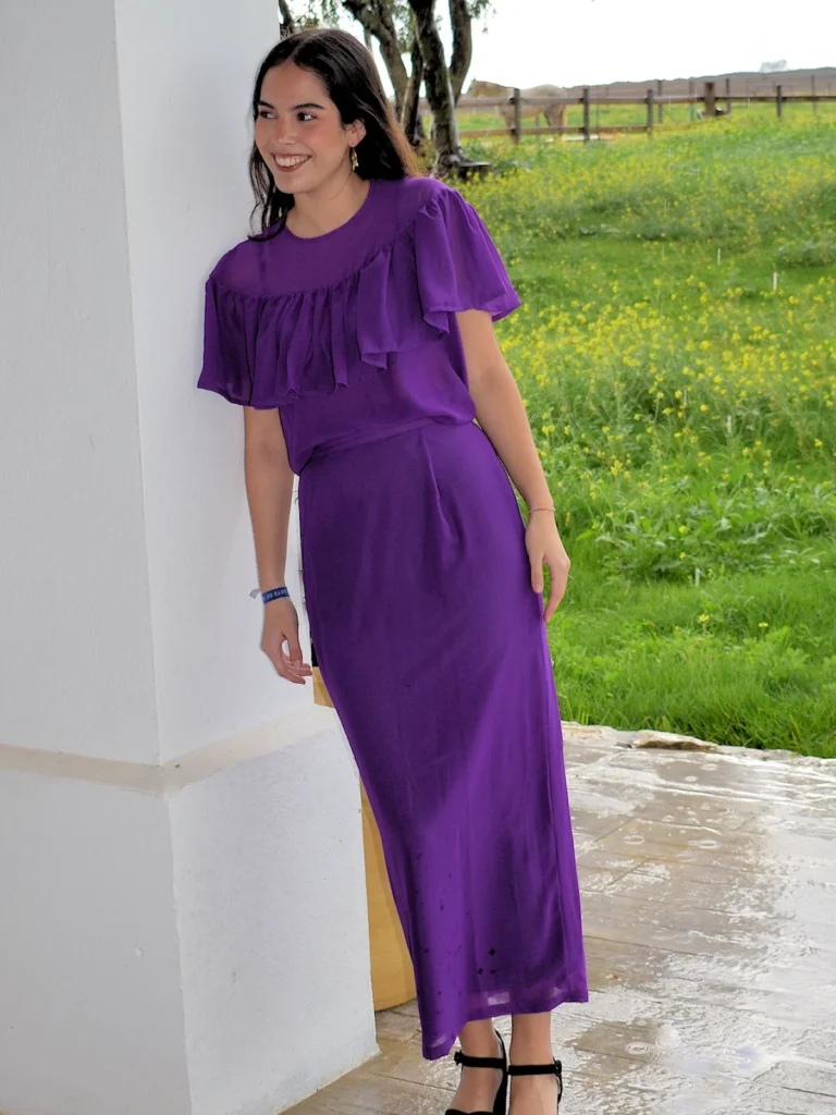 Falda midi morada de corte recto con pinzas. Un diseño elegante, estructurado y atemporal que estiliza la silueta.