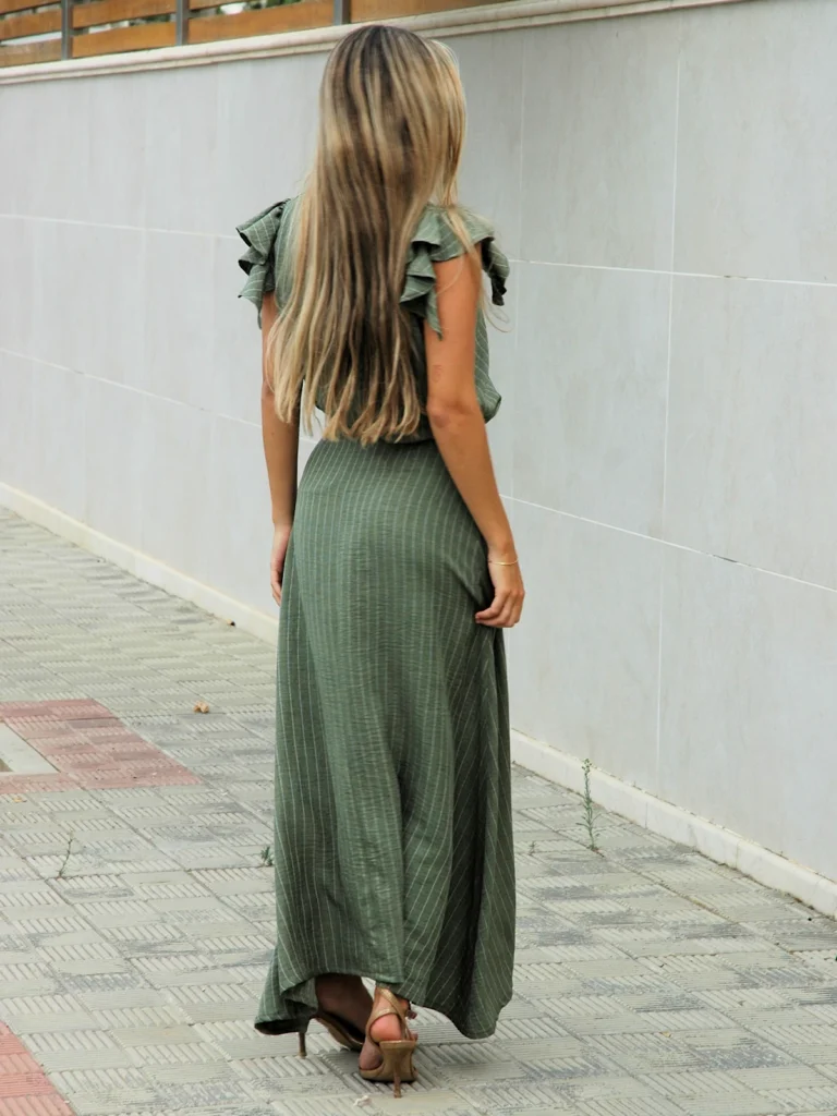 Su corte asimétrico aporta movimiento y dinamismo, logrando una silueta femenina y versátil que se adapta tanto a looks de día como de noche.