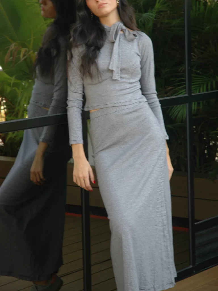 Falda larga de rayas negras Rosana en punto elástico gris claro con silueta recta y cinturilla cómoda. Versátil para looks diarios o elegantes.