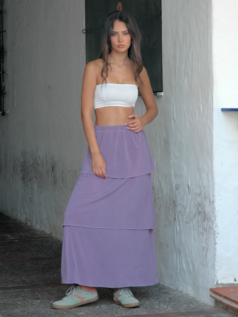 Falda larga morada de capas Carla con diseño fluido y cinturilla elástica. Ideal para looks casual chic o eventos con estilo cómodo.