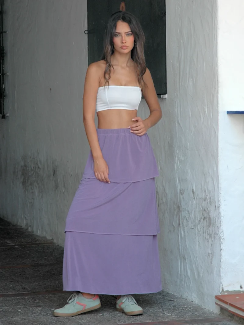 Falda larga morada de capas Carla con diseño fluido y cinturilla elástica. Ideal para looks casual chic o eventos con estilo cómodo.
