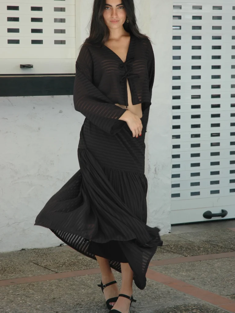 Falda larga negra Hada en gasa semitransparente con contraste de rayas y cinturilla elástica. Diseño fluido y elegante para looks sofisticados y actuales.