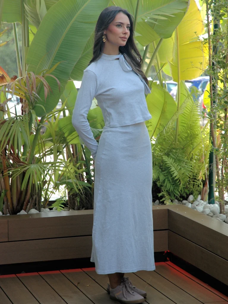 Falda larga gris Rosana en punto elástico con silueta recta y cinturilla cómoda. Diseño minimalista y versátil para looks diarios o elegantes.