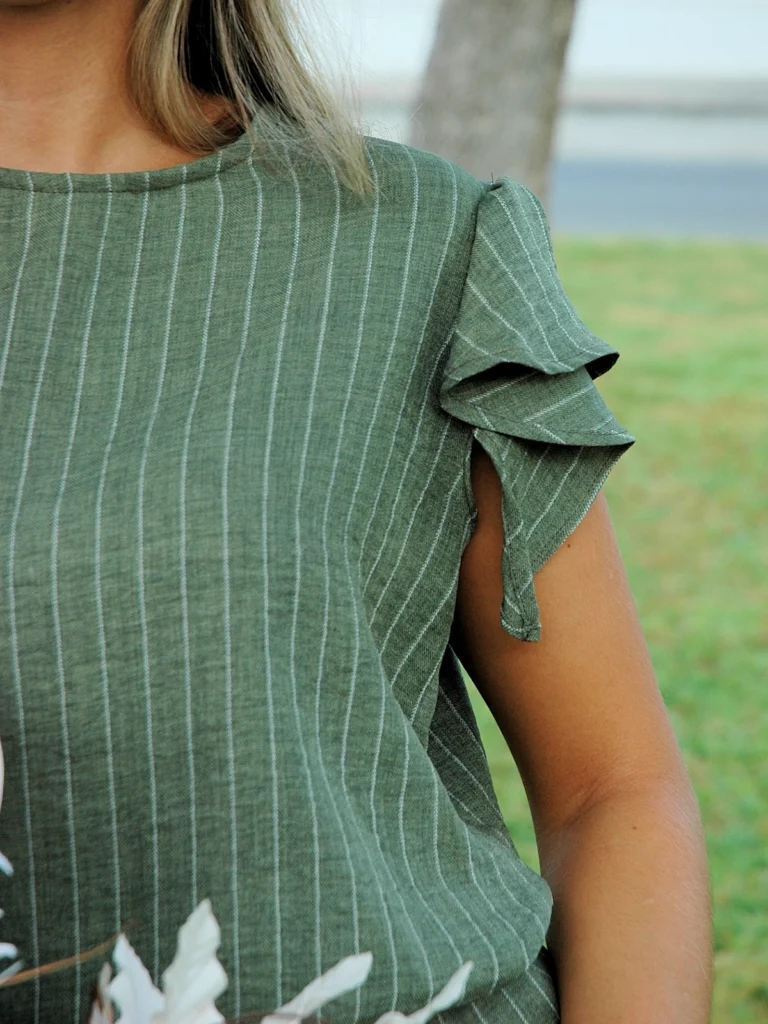 Blusa verde de rayas con volantes Elvis. Diseño fluido y femenino, escote a la caja y tejido cómodo. Ideal para looks de invitada o diario.