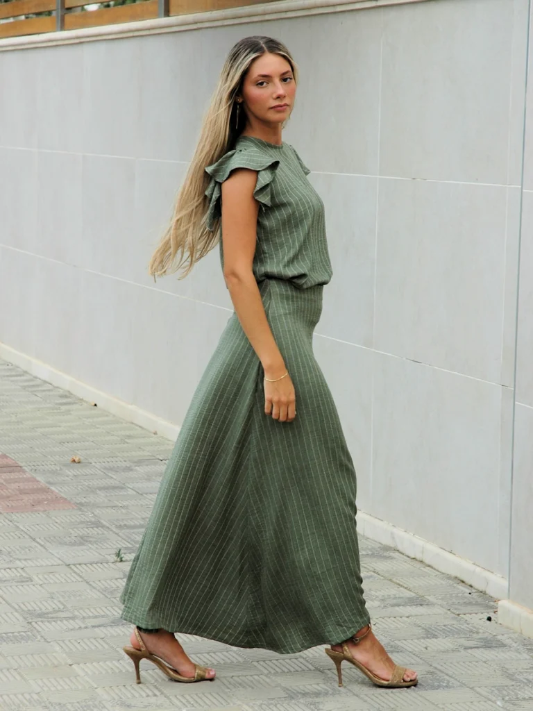 Su corte asimétrico aporta movimiento y dinamismo, logrando una silueta femenina y versátil que se adapta tanto a looks de día como de noche.