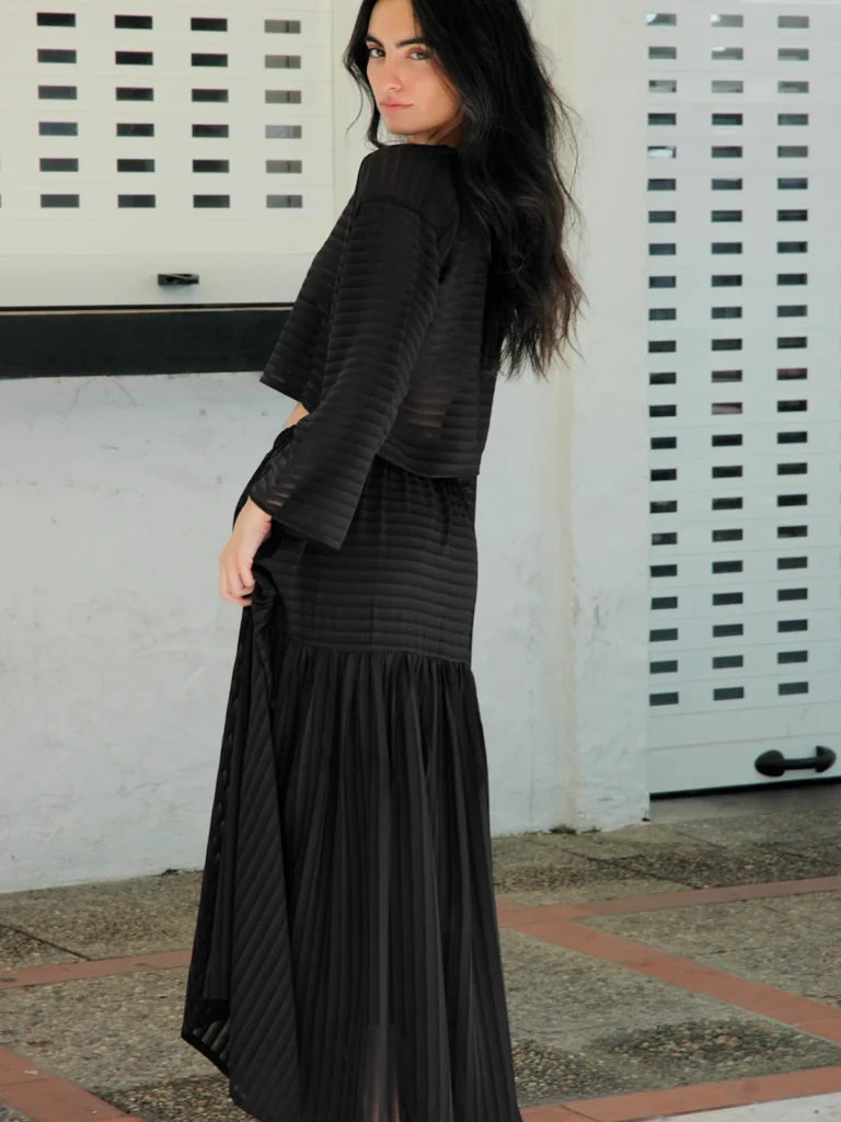 Falda larga negra Hada en gasa semitransparente con contraste de rayas y cinturilla elástica. Diseño fluido y elegante para looks sofisticados y actuales.