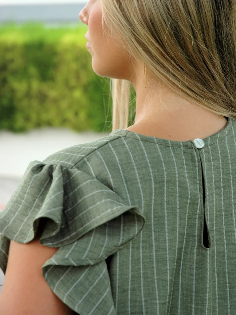 Blusa verde de rayas con volantes Elvis. Diseño fluido y femenino, escote a la caja y tejido cómodo. Ideal para looks de invitada o diario.