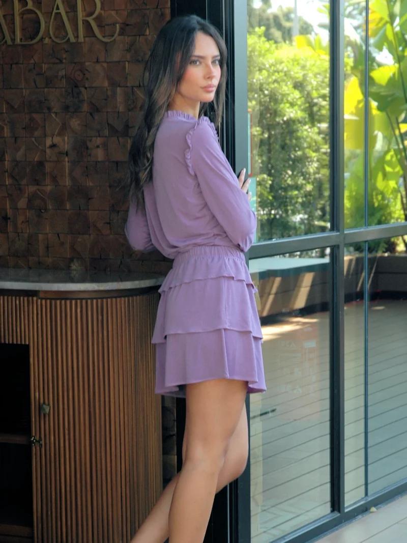 Falda corta morada Carlita con tres capas y cinturilla elástica. Diseño fluido y femenino, ideal para looks elegantes, casuales o conjuntos especiales.