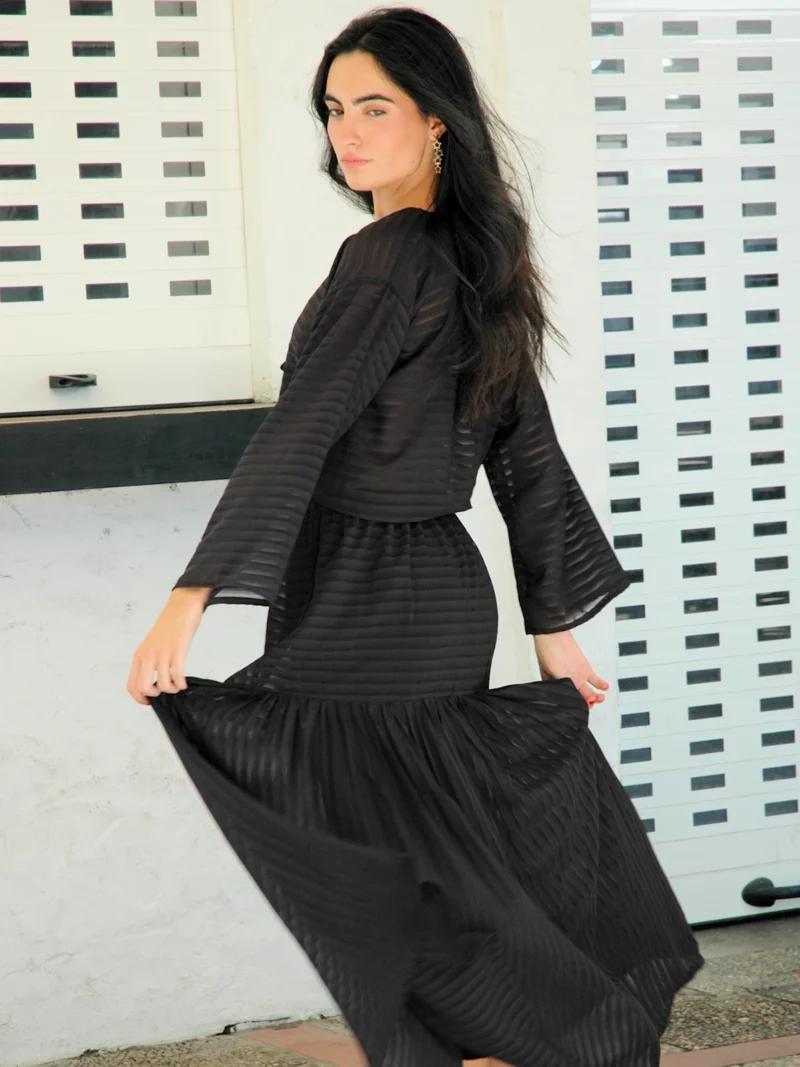 Blusa negra transparente Imagine con lazada frontal y tejido a rayas. Diseño ligero y elegante ideal para looks de noche o capas sofisticadas.