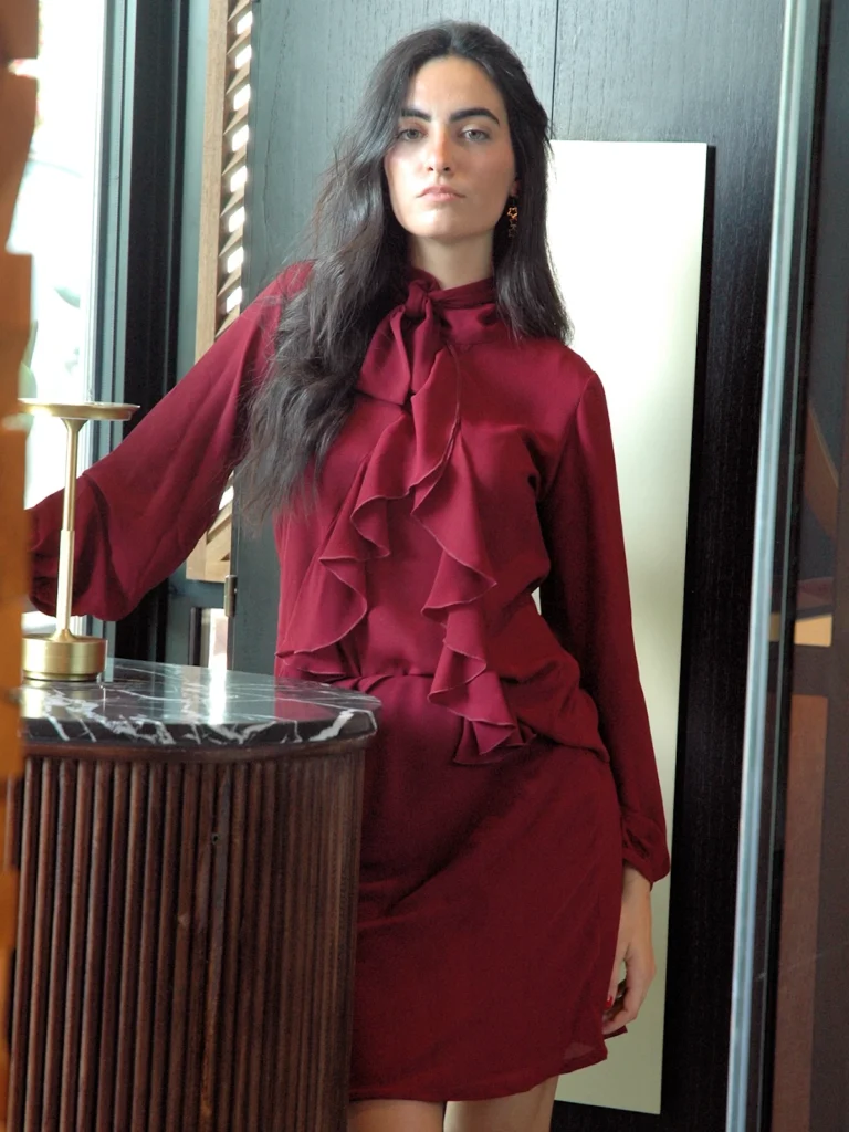 Falda corta burdeos Bibi de gasa ligera con corte recto y caída fluida. Diseño elegante y versátil, ideal para looks formales o semiformales.