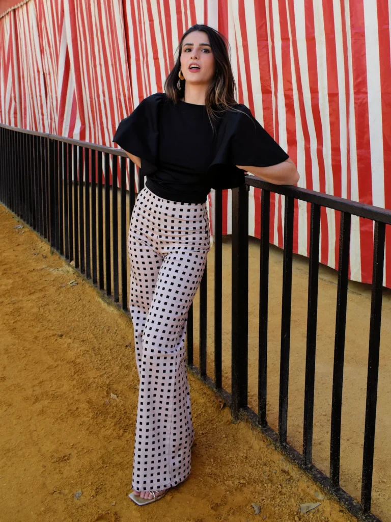 Pantalón estampado de cuadros Naval en rosa y negro con corte favorecedor y tejido cómodo. Elegante y versátil para eventos y looks especiales.