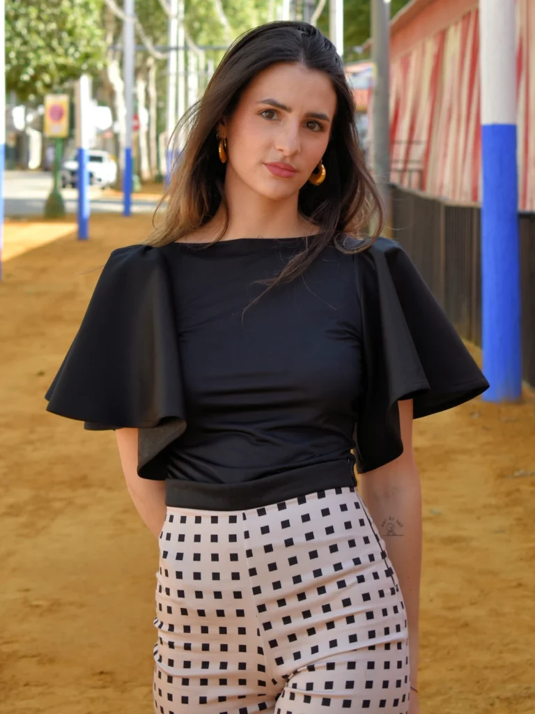 Pantalón estampado de cuadros Naval en rosa y negro con corte favorecedor y tejido cómodo. Elegante y versátil para eventos y looks especiales.