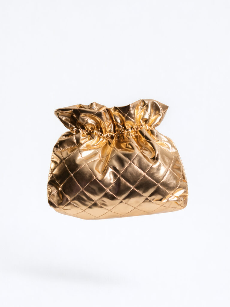 Bolso dorado de fiesta con textura acolchada y acabado metalizado. Elegante, sofisticado y perfecto para bodas y eventos especiales.