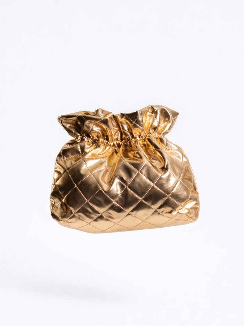 Bolso dorado de fiesta con textura acolchada y acabado metalizado. Elegante, sofisticado y perfecto para bodas y eventos especiales.