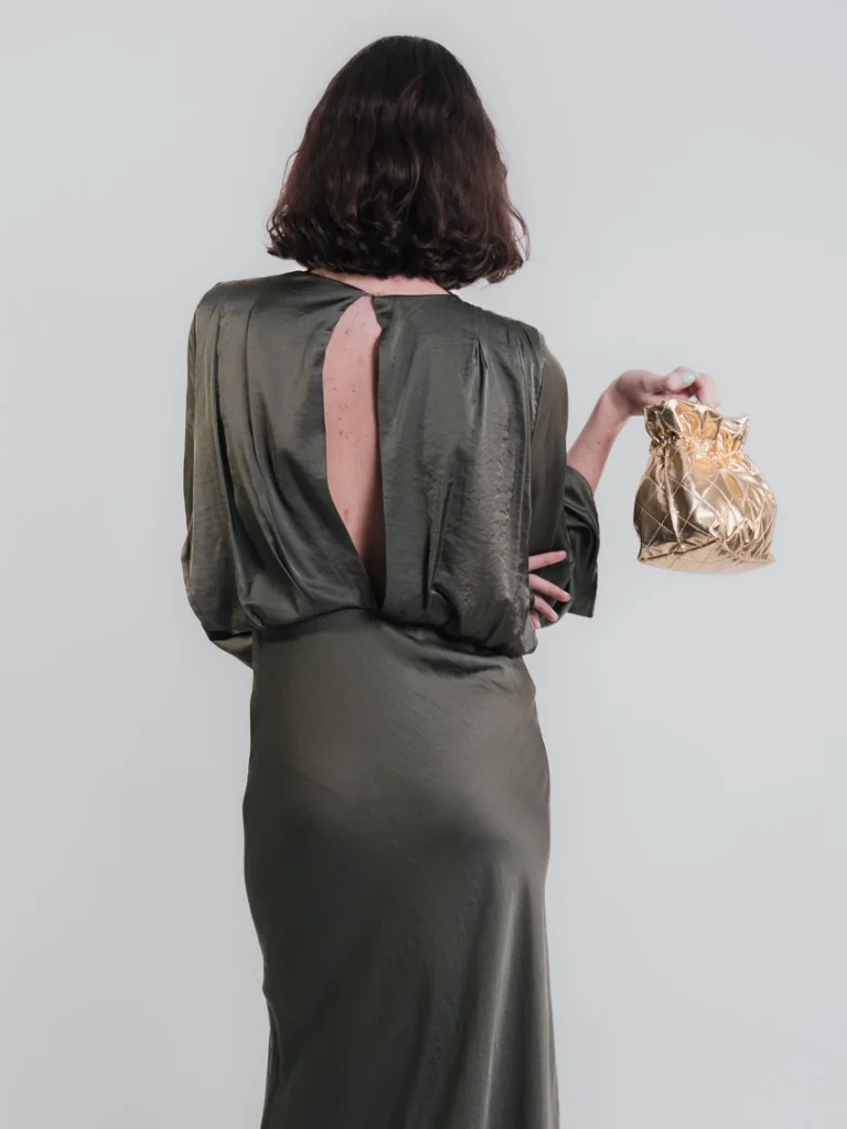 Bolso dorado de fiesta con textura acolchada y acabado metalizado. Elegante, sofisticado y perfecto para bodas y eventos especiales.