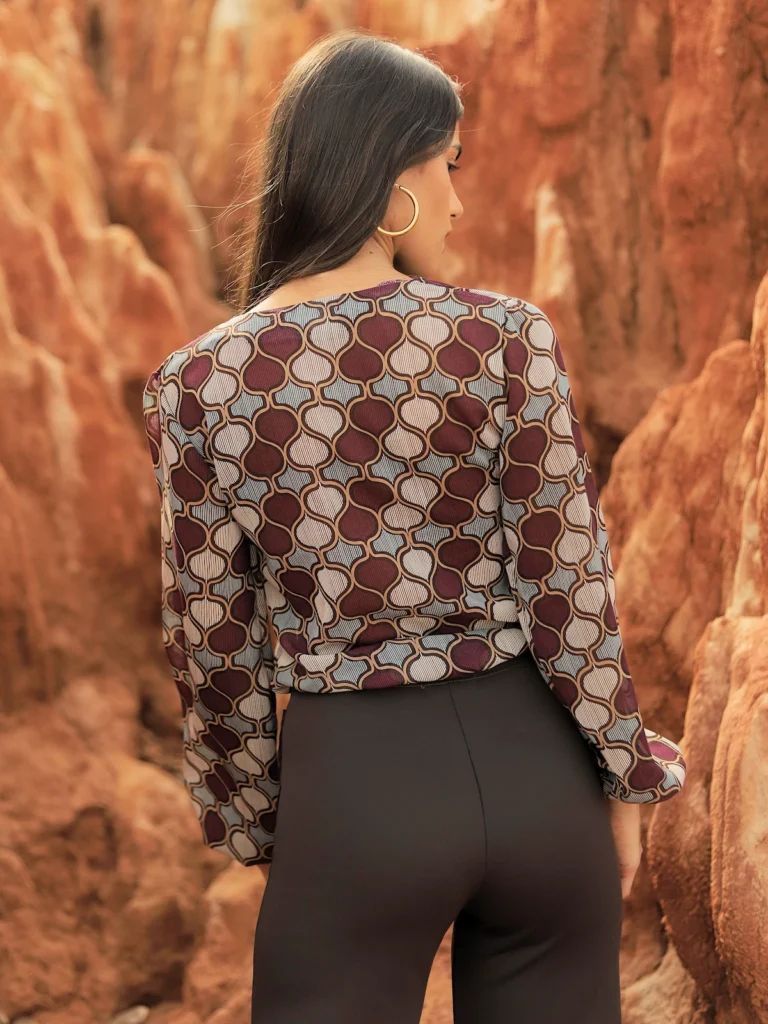 Blusa Estampada de Gasa Mariquilla con escote pico y manga larga con puño elástico. Ligera, elegante y perfecta para looks de día o evento.