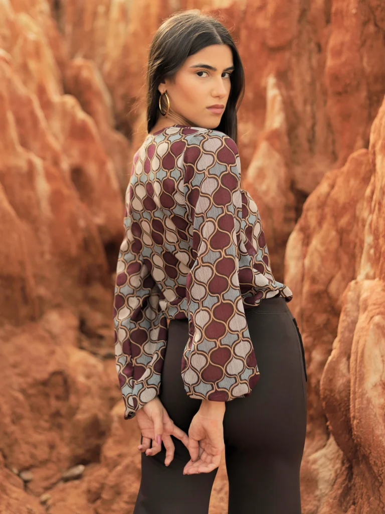 Blusa Estampada de Gasa Mariquilla con escote pico y manga larga con puño elástico. Ligera, elegante y perfecta para looks de día o evento.