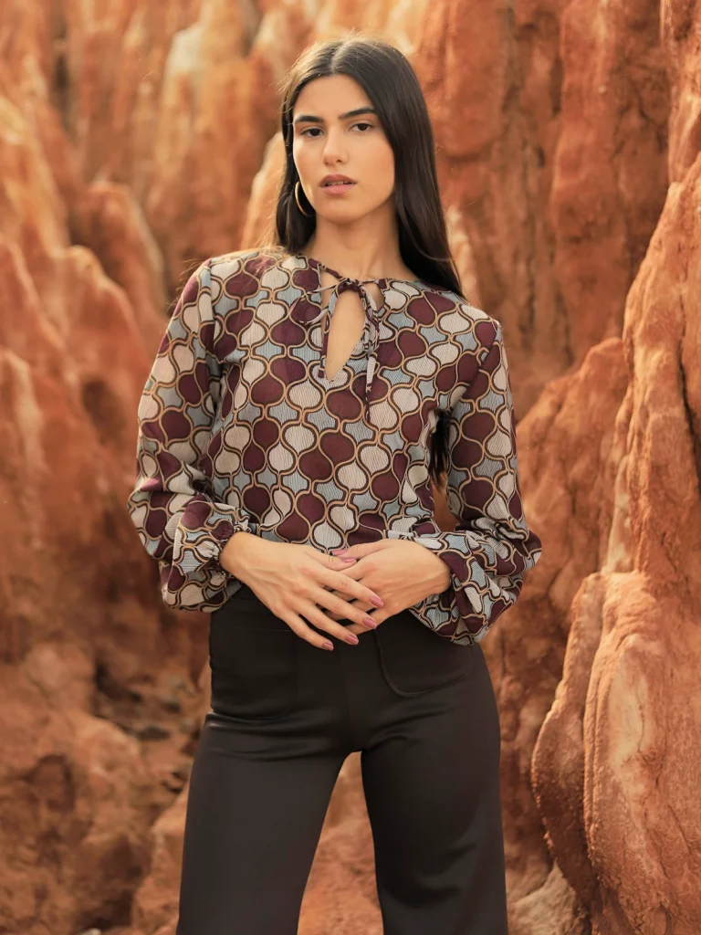 Blusa Estampada de Gasa Mariquilla con escote pico y manga larga con puño elástico. Ligera, elegante y perfecta para looks de día o evento.