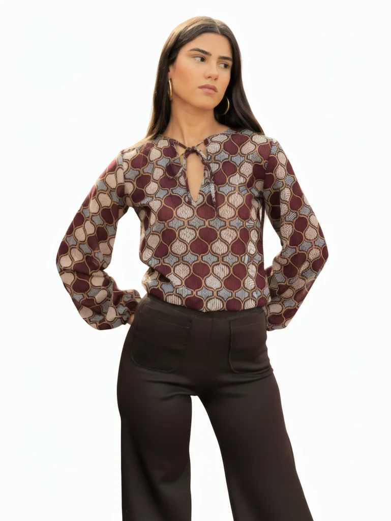 Blusa Estampada de Gasa Mariquilla con escote pico y manga larga con puño elástico. Ligera, elegante y perfecta para looks de día o evento.