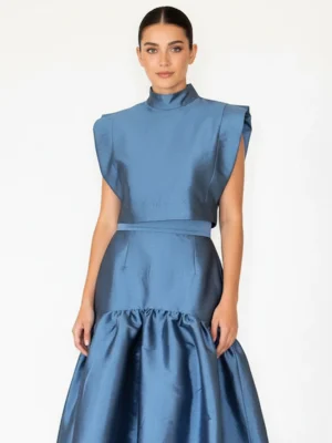 Blusa Azul Cutú, de tafetán, junto con la Falda Nacha tendrás un total look ideal y de lo más versátil para todos tus eventos.