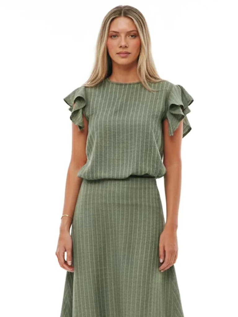 Blusa verde de rayas con volantes Elvis. Diseño fluido y femenino, escote a la caja y tejido cómodo. Ideal para looks de invitada o diario.