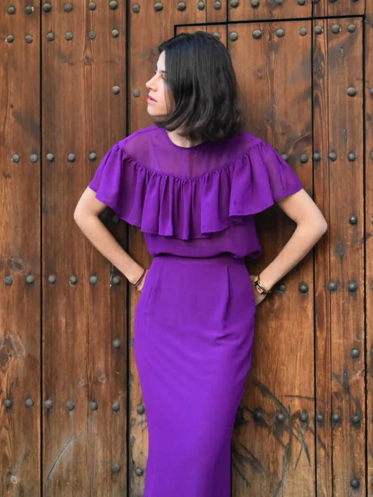 Su tono vibrante realza cualquier look, mientras que los delicados volantes en los hombros aportan un aire romántico y elegante.