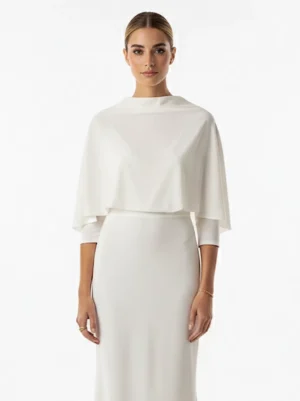 Capa de invitada Diseñada para adaptarse a todo tipo de eventos, desde ceremonias religiosas hasta bodas de noche, este chal también puede utilizarse como fular elegante en…