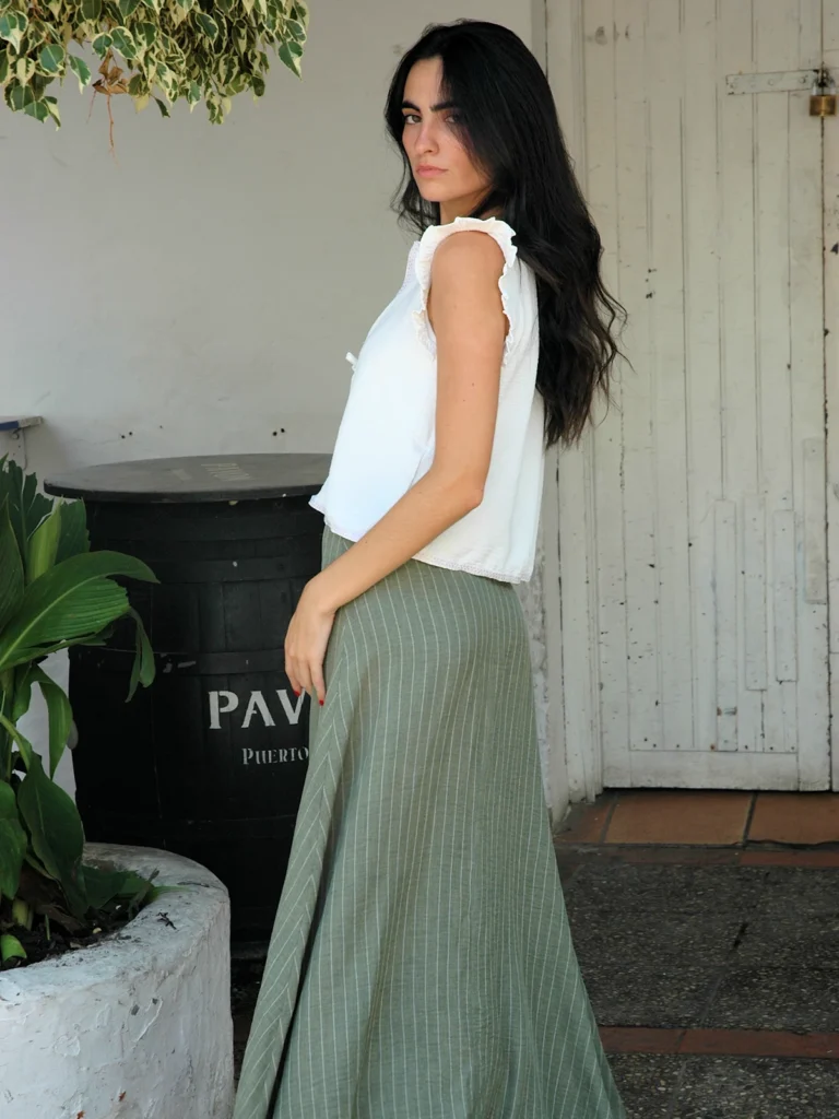 Chaleco blanco sin mangas Wheel con volantes en hombros y lazo frontal. Diseño ligero y femenino, ideal para looks de verano con estilo relajado.