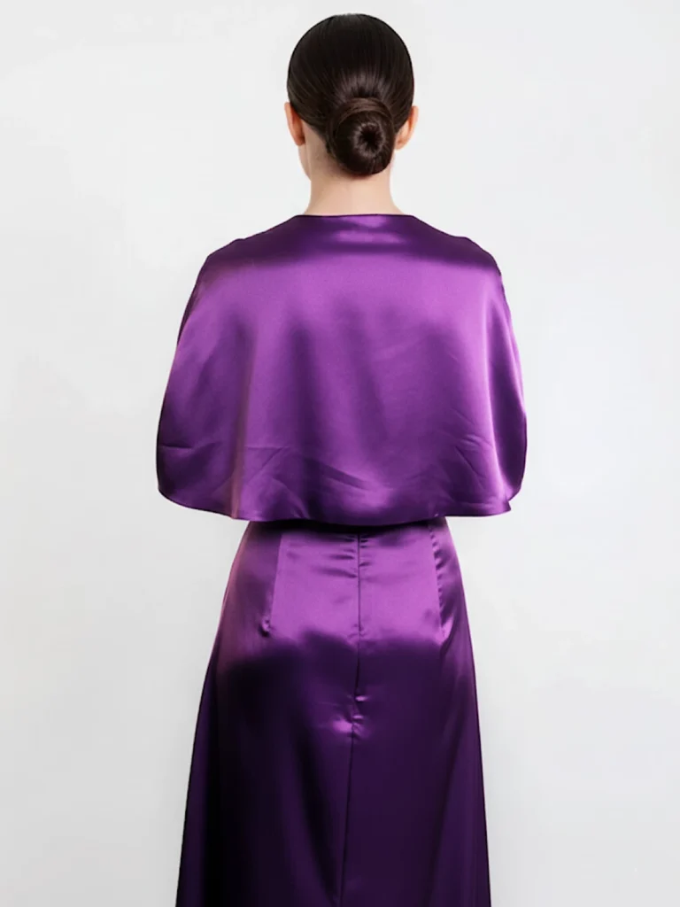 Capa corta reversible morada y negra para eventos. Elegante, versátil y ligera, ideal para completar looks de invitada con distinción.
