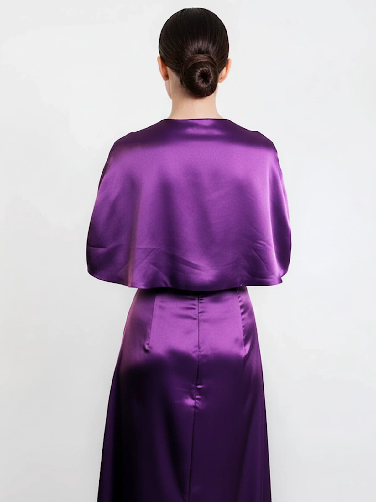 Capa corta reversible morada y negra para eventos. Elegante, versátil y ligera, ideal para completar looks de invitada con distinción.