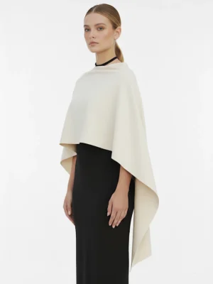 Diseñado para adaptarse a todo tipo de eventos, desde ceremonias religiosas hasta bodas de noche, este chal también puede utilizarse como fular elegante en…