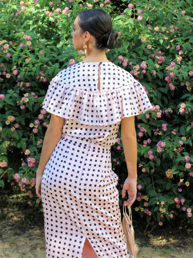 Blusa rosa estampada con volante Miranda. Diseño femenino con tejido satinado y volantes en hombros. Ideal para invitadas, oficina y eventos especiales.
