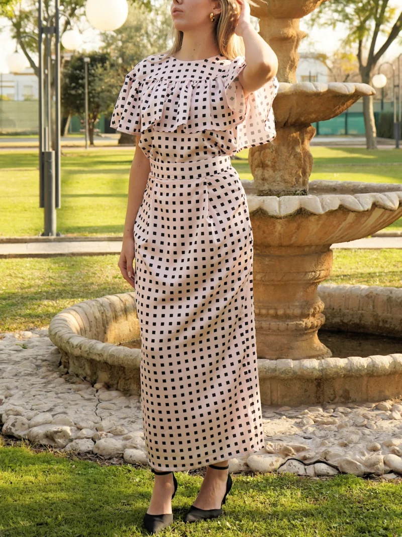 Falda midi estampada rosa y negro con pinzas Manuela. Diseño elegante, corte recto y caída fluida. Ideal para eventos, oficina o looks sofisticados.