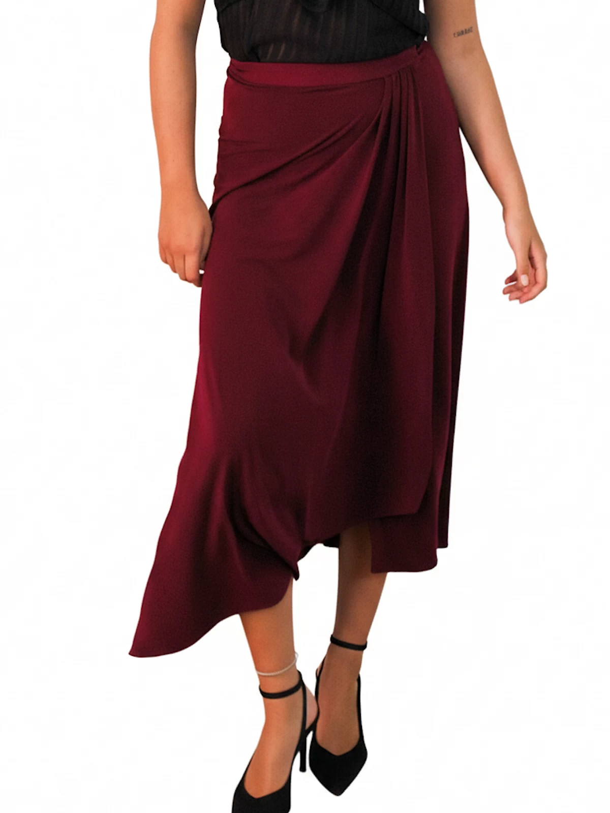 Falda midi burdeos de capa cruzada con pliegue delantero y caída fluida. Diseño elegante y cómodo ideal para eventos y ocasiones especiales.