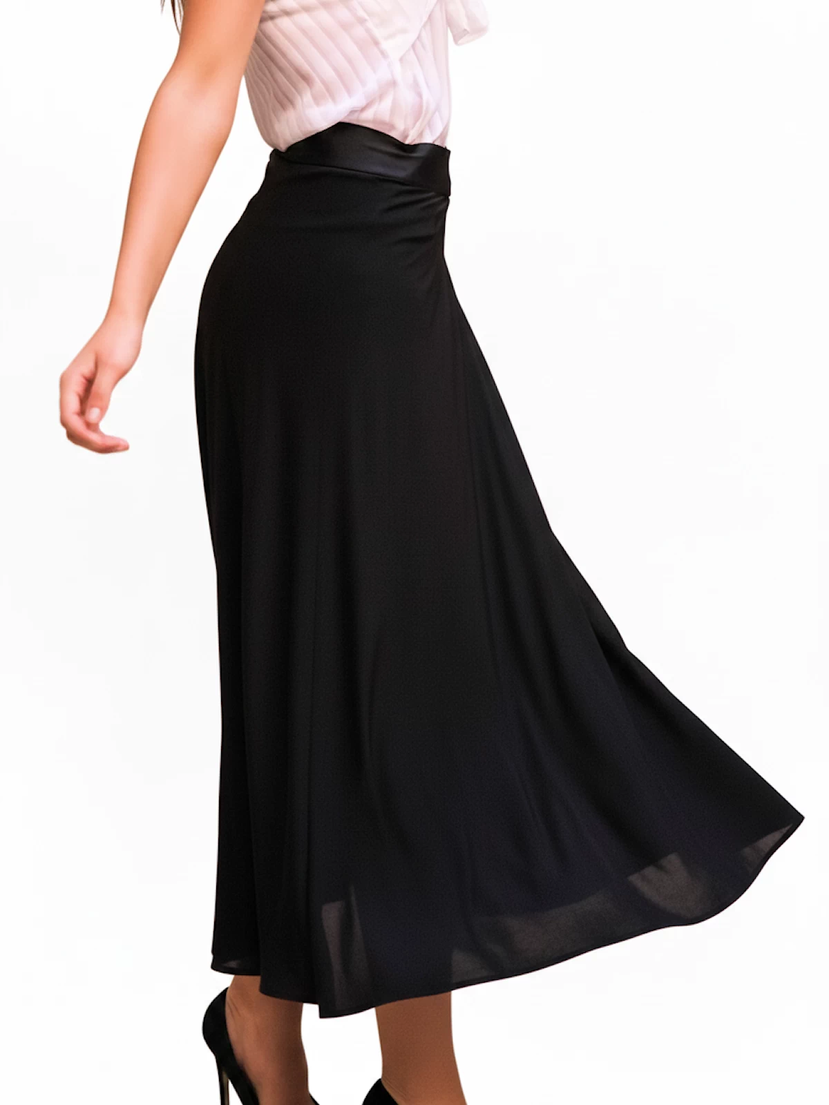 Falda negra de capa cruzada con caída fluida y corte envolvente. Diseño elegante y versátil ideal para eventos y looks de día o noche.