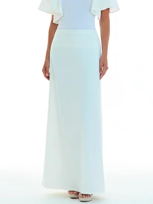 Falda larga blanca de corte campana en punto roma con caída fluida. Diseño elegante y versátil ideal para eventos y estilismos sofisticados.