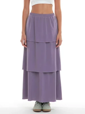 Falda larga morada de capas Carla con diseño fluido y cinturilla elástica. Ideal para looks casual chic o eventos con estilo cómodo.