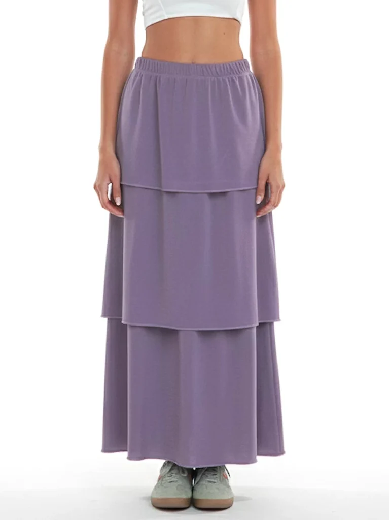 Falda larga morada de capas Carla con diseño fluido y cinturilla elástica. Ideal para looks casual chic o eventos con estilo cómodo.