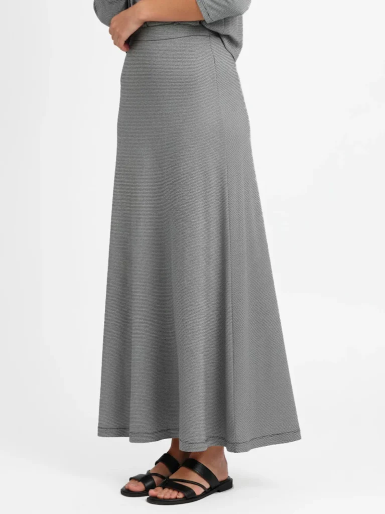 Falda larga de rayas negras Rosana en punto elástico gris claro con silueta recta y cinturilla cómoda. Versátil para looks diarios o elegantes.