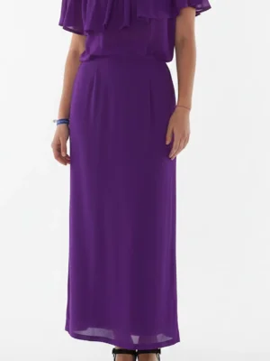 Falda midi morada recta Manuela con pinzas. Diseño elegante y estructurado, largo midi y caída fluida. Ideal para eventos y looks sofisticados.