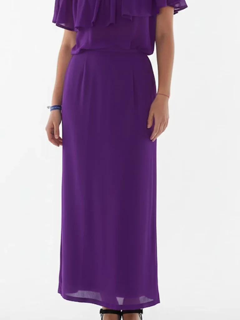 Falda midi morada recta Manuela con pinzas. Diseño elegante y estructurado, largo midi y caída fluida. Ideal para eventos y looks sofisticados.