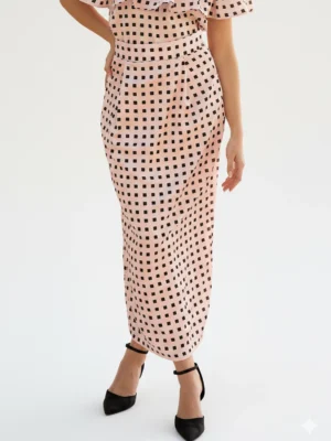 Falda midi estampada rosa y negro con pinzas Manuela. Diseño elegante, corte recto y caída fluida. Ideal para eventos, oficina o looks sofisticados.
