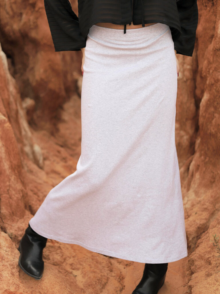 Falda larga gris Rosana en punto elástico con silueta recta y cinturilla cómoda. Diseño minimalista y versátil para looks diarios o elegantes.