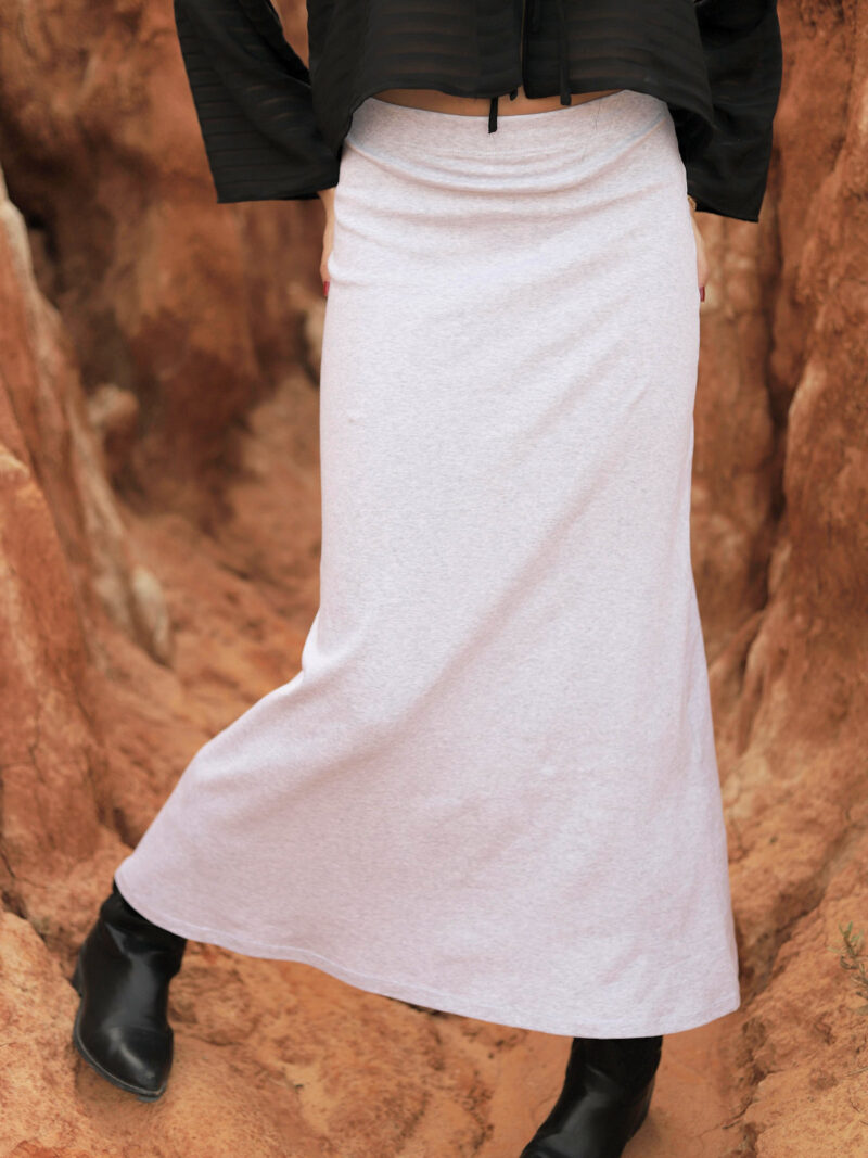 Falda larga gris Rosana en punto elástico con silueta recta y cinturilla cómoda. Diseño minimalista y versátil para looks diarios o elegantes.