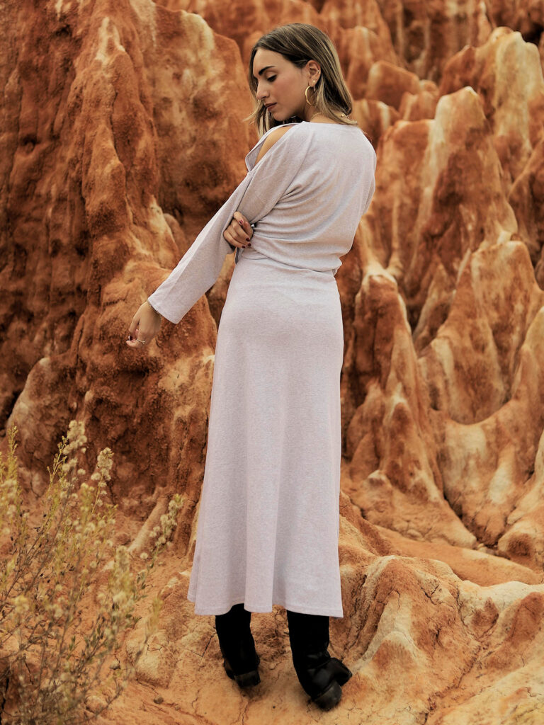 Falda larga gris Rosana en punto elástico con silueta recta y cinturilla cómoda. Diseño minimalista y versátil para looks diarios o elegantes.